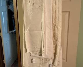 You’ll find a good selection of tablecloths round and oblong