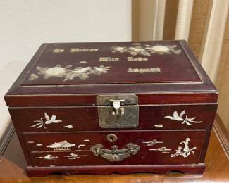 Mother of Pearl inlaid Jewelry box from Korea 