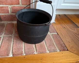 Cast iron pot
