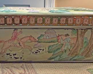 Chinese export porcelain lidded box  