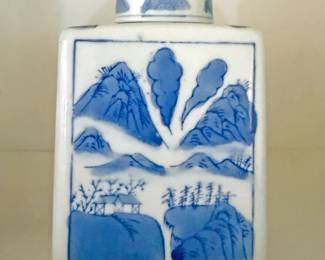 Blue and white porcelain square-section bottle or flask 