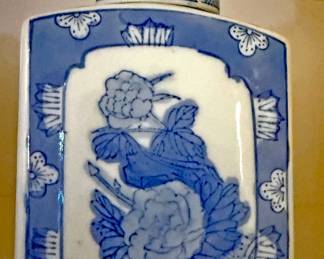 Blue and white porcelain square-section bottle or flask 