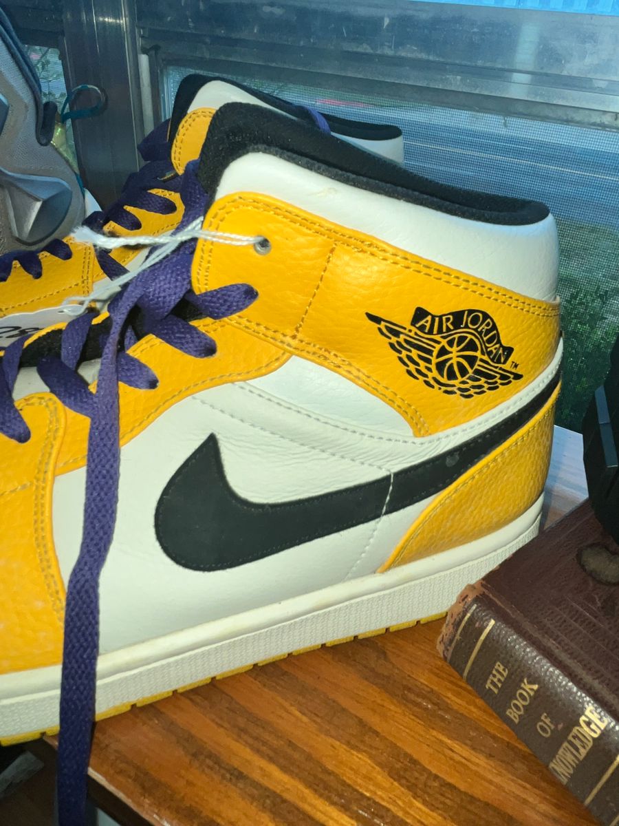 "AIR JORDAN" LIVES HERE! SEVERAL DIFFERENT PAIRS!