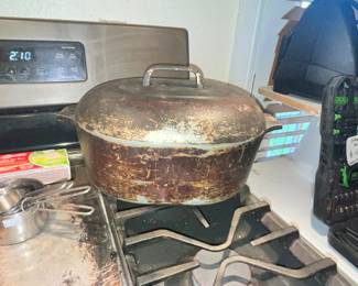 VINTAGE WAGNER "MAGNALITE" ROASTER - NEEDS CLEANING UP