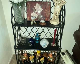 ETEGERE FULL OF NIC-NACS