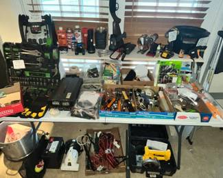 TABLE FULL OF NICE TOOLS