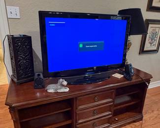 Samsun TV and console