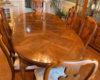 Vintage Thomasville Formal dining table with two leaves and six chairs Excellent condition