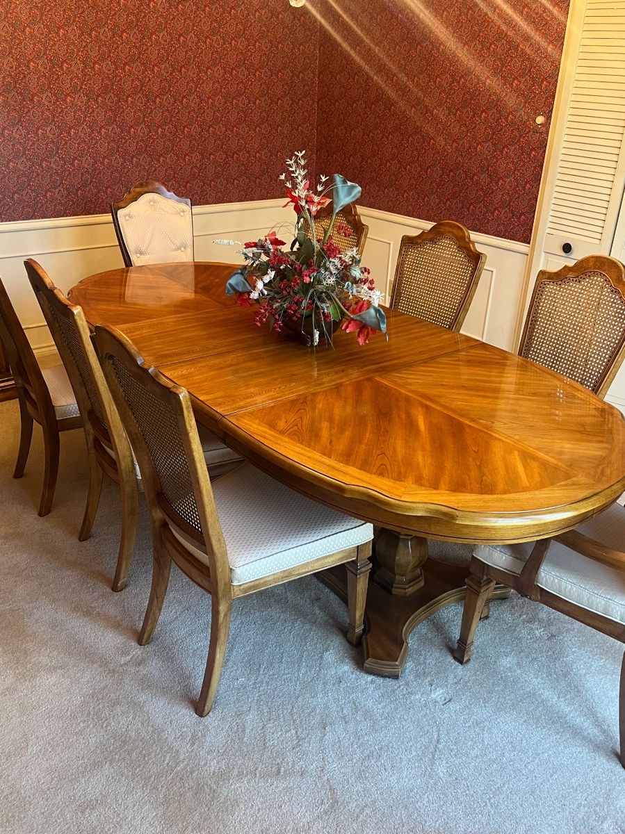 Stanley Furniture Dining Room Table with 8 Chairs 
