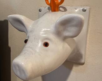 Little piggie for scissors and string