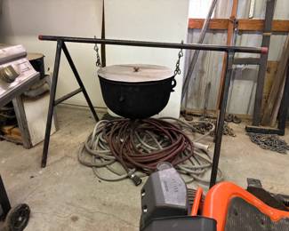 Cast iron pot on suspension frame (medium)...