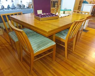Great Midcentury table with 6 chairs, 1 leaf