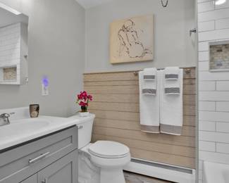 9018 Cloverly Rd, Philadelphia26Hallway Bath