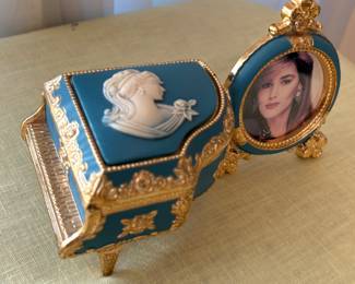 Music box w/ picture frame "You Lite Up My Life