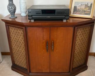 Wurlitzer Solid State Stereo Cabinet w/Turntable 