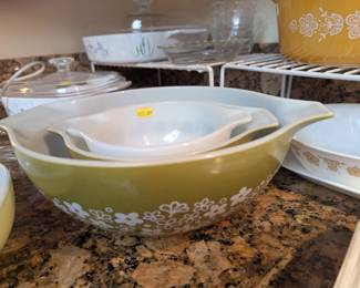 Vintage Pyrex Spring Blossom /Crazy Daisy nesting bowls (3)