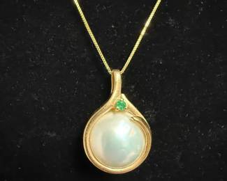  04 14K Yellow Gold Mabe Pearl Pendant with Emerald Accent