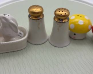 Set A Four Salt Paper Shakers Set a four salt paper shakers