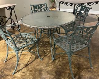 Great iron garden table and set of chairs 👏