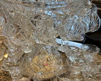 Punch bowl on pedestal 