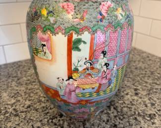 Chinese Famille Rose Medallion Hand-painted Porcelain Ginger Jar (Qing Dynasty)