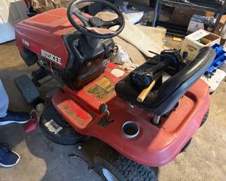 Riding lawn tractor