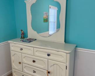 White bedroom furniture set
