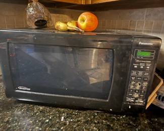 Counter microwave oven