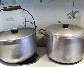 PPM112 Two Large Aluminum Stock Pots With Lids