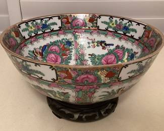 PPM031 Large Chinese Rose Medallion Porcelain Serving Bowl On Wooden Stand