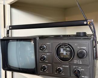 Vintage (c1979) Sylvania 
{MQ 9014GY} Portable TV Radio Player