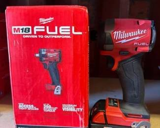 6052 NEW Milwaukee 12 Compact Impact