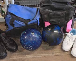 7592 Bowling Balls with Bags More