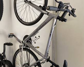 Trek 7.2 FX Series Hybrid Bike. It has an aluminum frame, fitness/city bike.