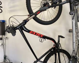 Salsa SA SUNTOUR XCR Mountain Bike. This model is a popular hard trail riding bike. this bike has an aluminum frame and has wide tires to handle roots and rocks on the trail.