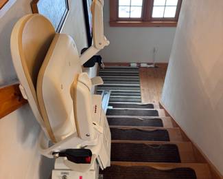 Acorn Superglide 130 Straight Stairlift - for split-level homes (3 available) - buyer must uninstall