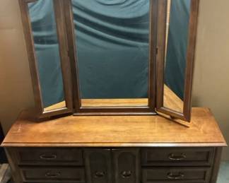 Broyhill Lenoir House Wooden Dresser And Mirror