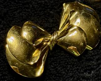 Large 14k gold bow brooch
