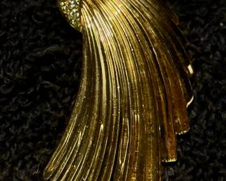 Fabulous 14k gold and diamond shooting star brooch from the 1930s