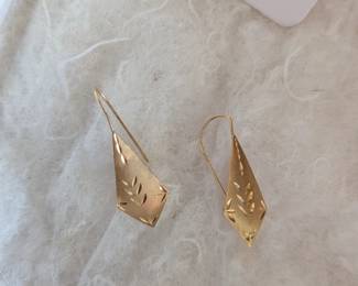 .65 grams
14k earrings