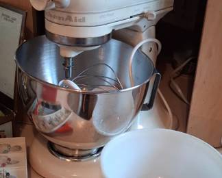 white KitchenAid Stand Mixer