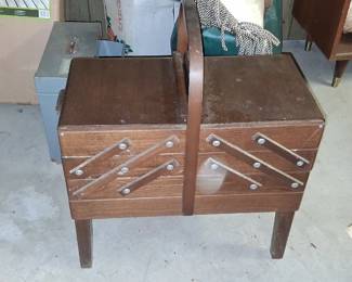 vintage accordion-style sewing box 100-400