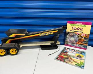 EHE423 Aristo-Craft Draggin Wagon Truck & Two Hawaiian Ukulele Lesson Books