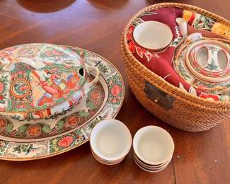 KAS015 - Beautiful Vintage Famille Rose Medallion Pieces & Tea Pot Set in Basket
