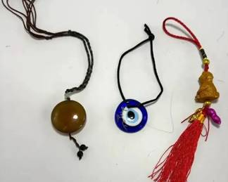 EHE052 - Multi lot of assorted spiritual/cultural amulets & keychains 