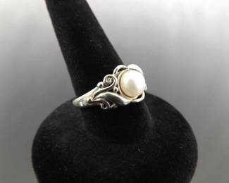 .925 Sterling Silver Pearl Ring Size 5.75
