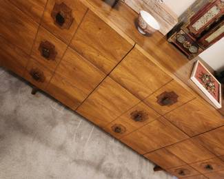 A wonderful Vintage MCM - Mid-Century Modern Credenza Dresser by American of Martinsville. Walnut. Brass Pulls. 