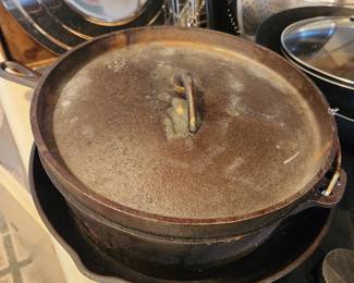 Cast Iron Skillet - Cast Iron 'Bean' Pot with Lid. 