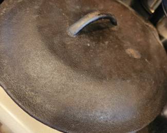 Cast Iron Skillet with Lid. 