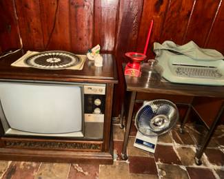 Big Butt TV and Fabulous Typewriter!!